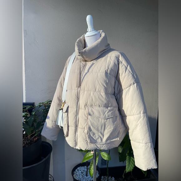☘️ Sinsay Short Puffer Jacket with Zip Collar and Patch Pockets in Cream Color - Picture 13 of 14